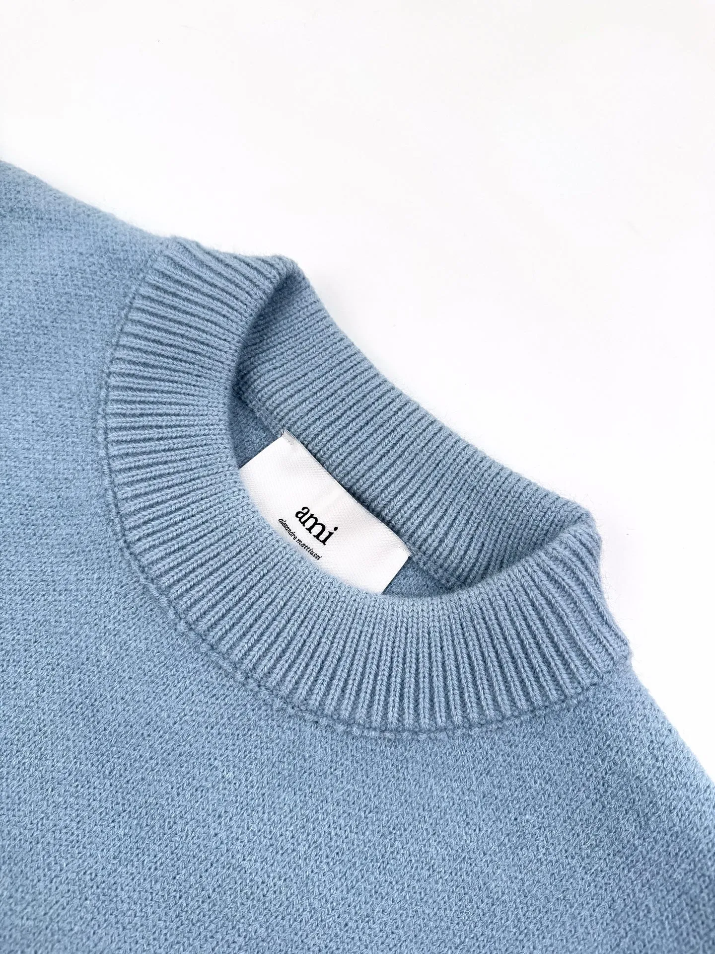 Ami Paris love jacquard crew neck sweater, custom-woven and dyed luxurious merino wool, soft and delicate, comfortable and close to the skin, with unique foggy sea blue as ink, diluted deep-sea spectrum, a contrasting love heart jumps on the chest, quietly exuding its own charming halo, the brand is highly recognizable. The elegance and casualness of French fashion is the ultimate simplification of color, and it also conveys the love and persistence of life. Meet the ultimate simplicity The well-deserved king of Versatile. Process 1: Jacquard tissue imported from Germany. Precisely control the arrangement and interweaving of yarns. Carefully interweave the Ami love jacquard artistic pattern on the loom. The fabric is more vivid and three-dimensional. Process 2: Softening and deodorizing process of garment washing water. Deeply clean and deodorize the clothes through professional washing equipment and specific detergents. Improve the feel and appearance of the clothes. Accessories: Customized 1:1 Ami trademark. Version: Loose version. Size: S M L XL Style number: 25374